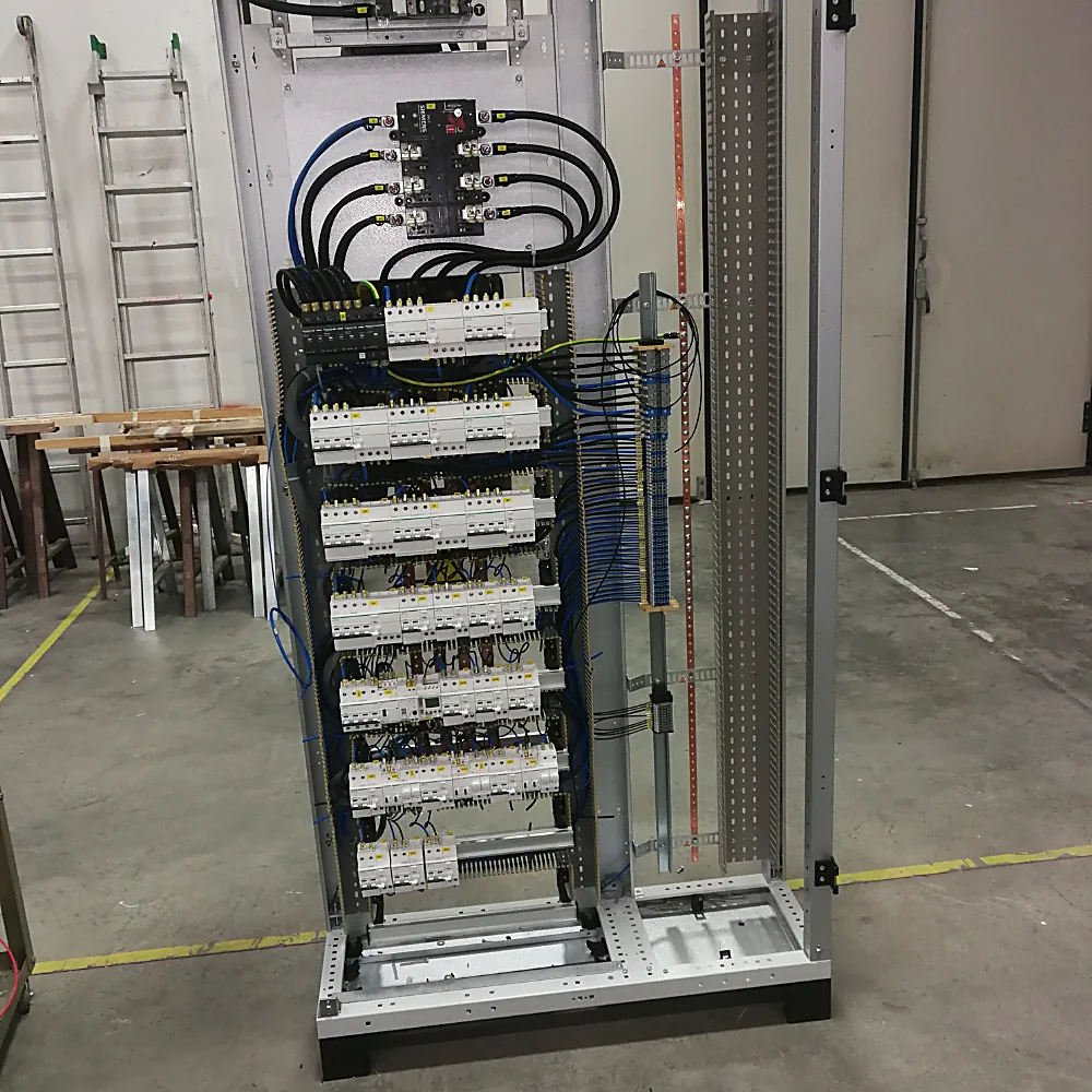 Armadio elettrico industriale cablato con file di interruttori modulari