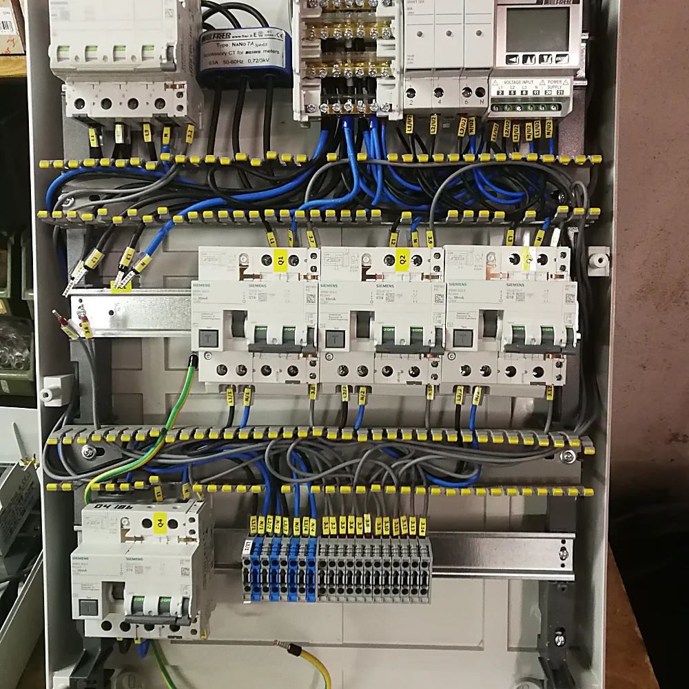 Quadro elettrico con interruttori magnetotermici e morsetti siglati