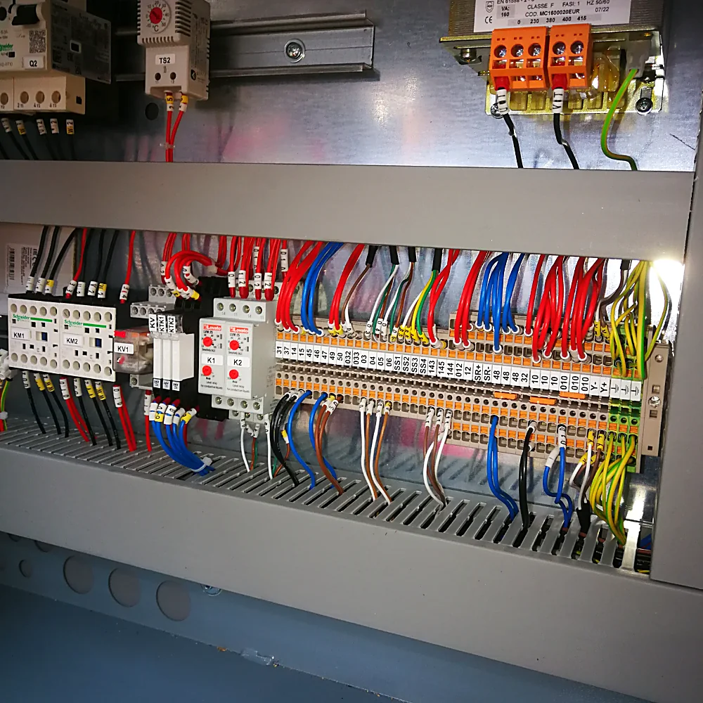 Quadro di automazione con relè e conduttori siglati